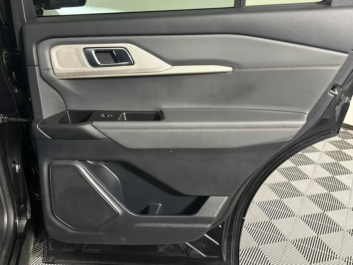 2025 Ford Explorer Active thumbnail 17