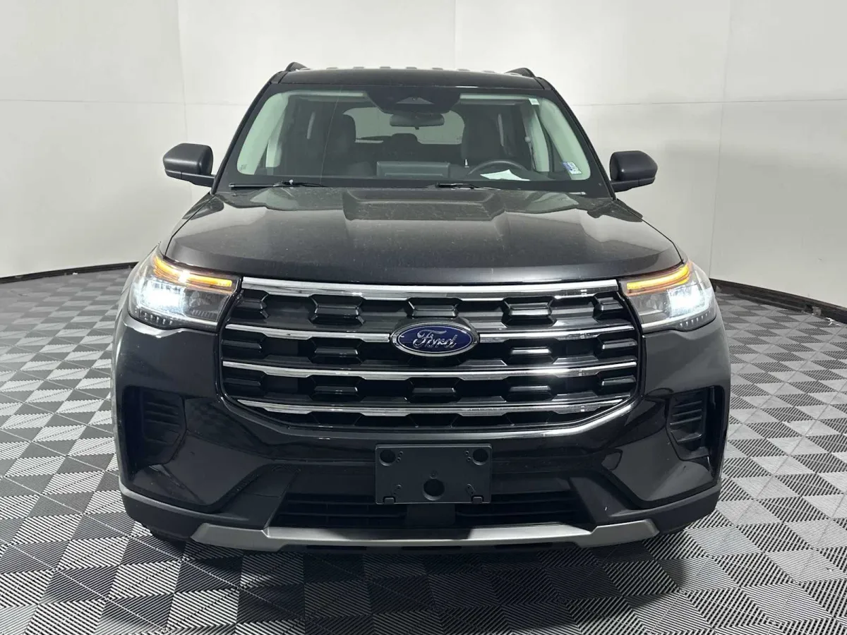 2025 Ford Explorer Active thumbnail 2