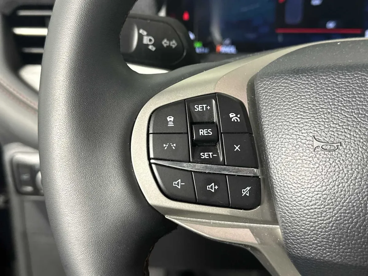 2025 Ford Explorer Active thumbnail 24