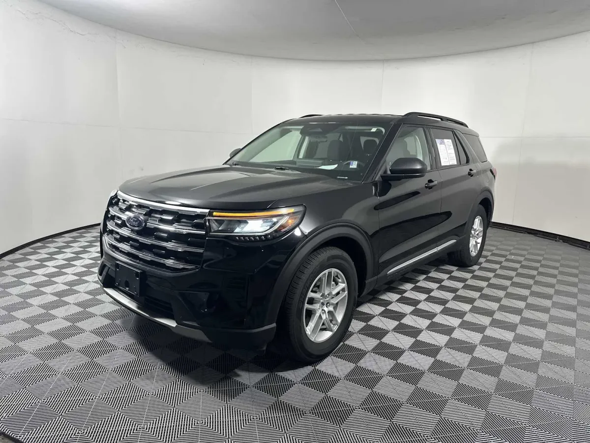 2025 Ford Explorer Active thumbnail 3