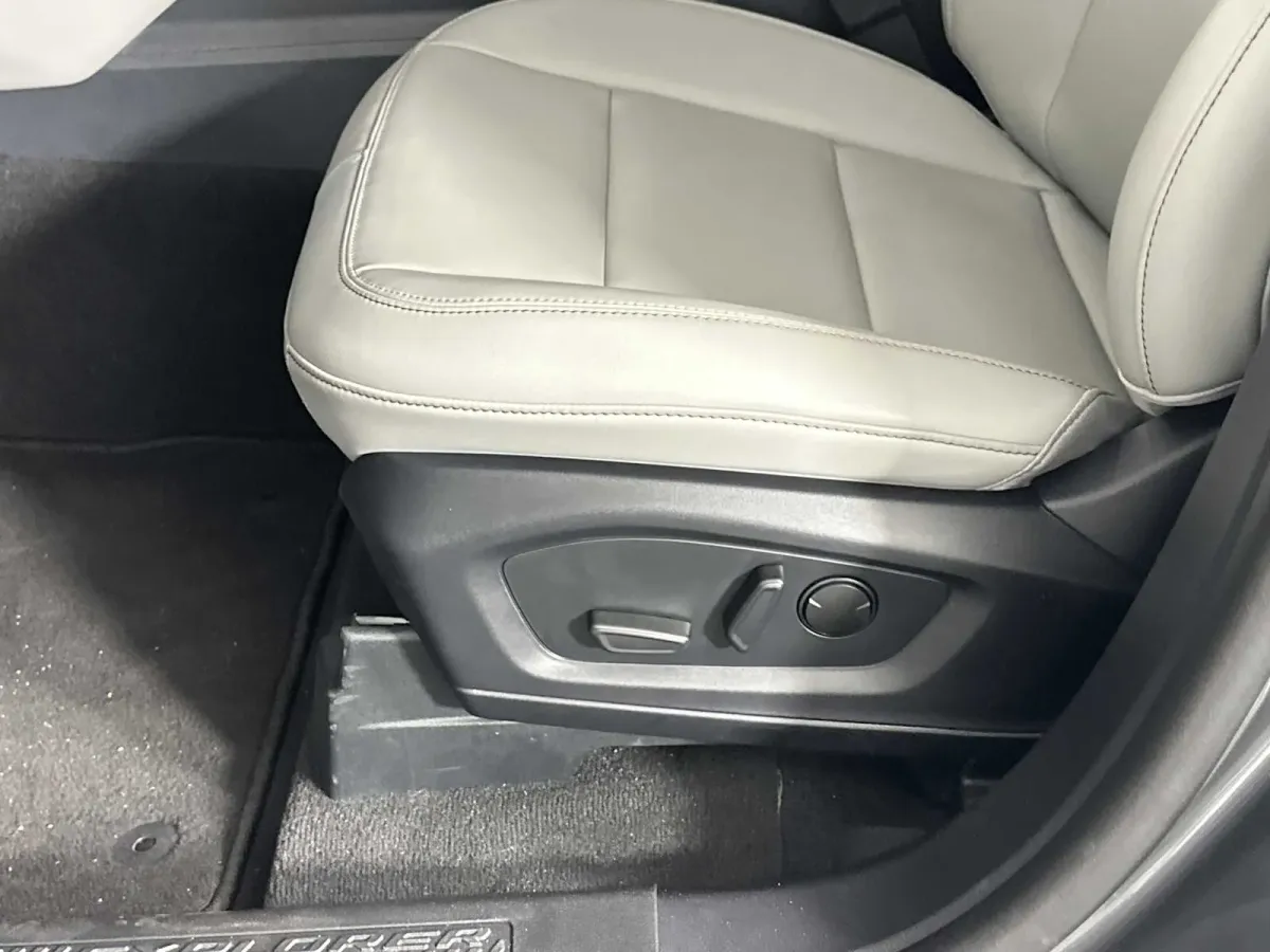 2025 Ford Explorer Active thumbnail 10