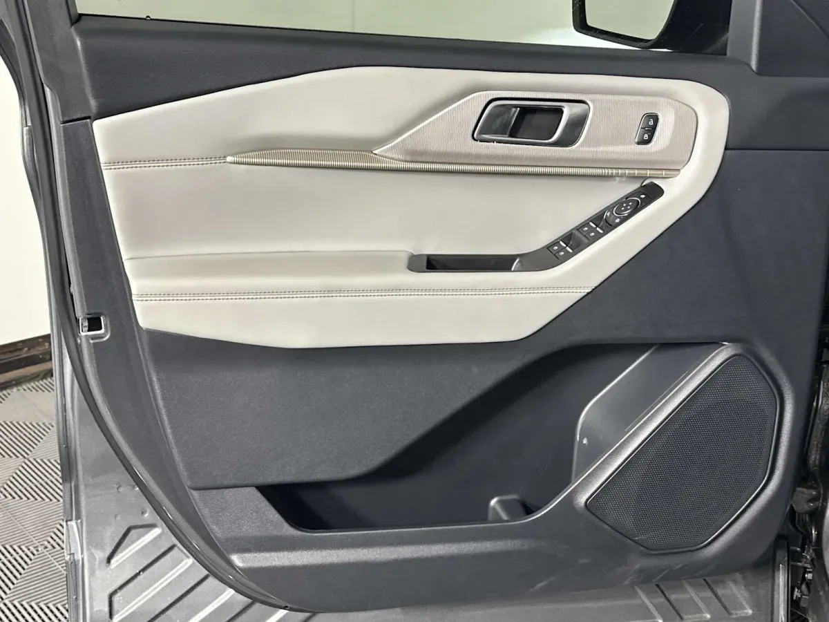 2025 Ford Explorer Active thumbnail 11