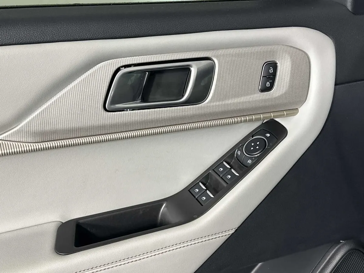 2025 Ford Explorer Active thumbnail 12