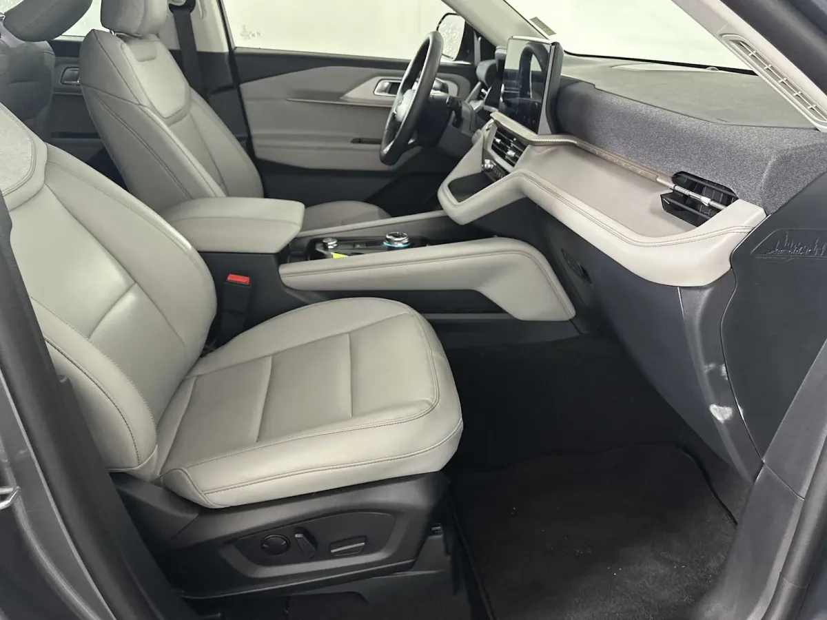 2025 Ford Explorer Active thumbnail 16