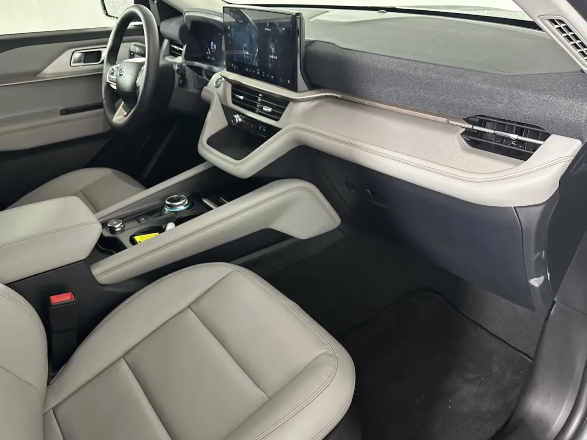 2025 Ford Explorer Active thumbnail 17