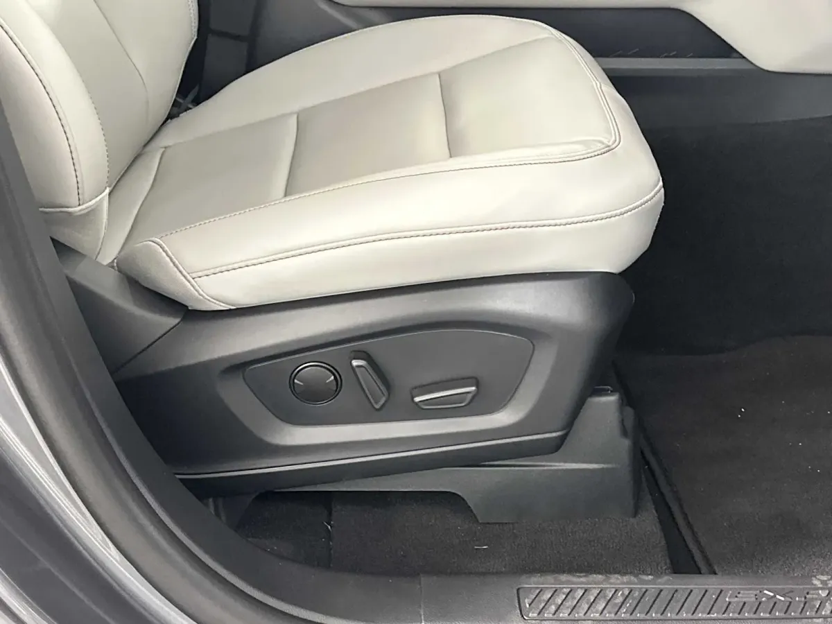 2025 Ford Explorer Active thumbnail 18