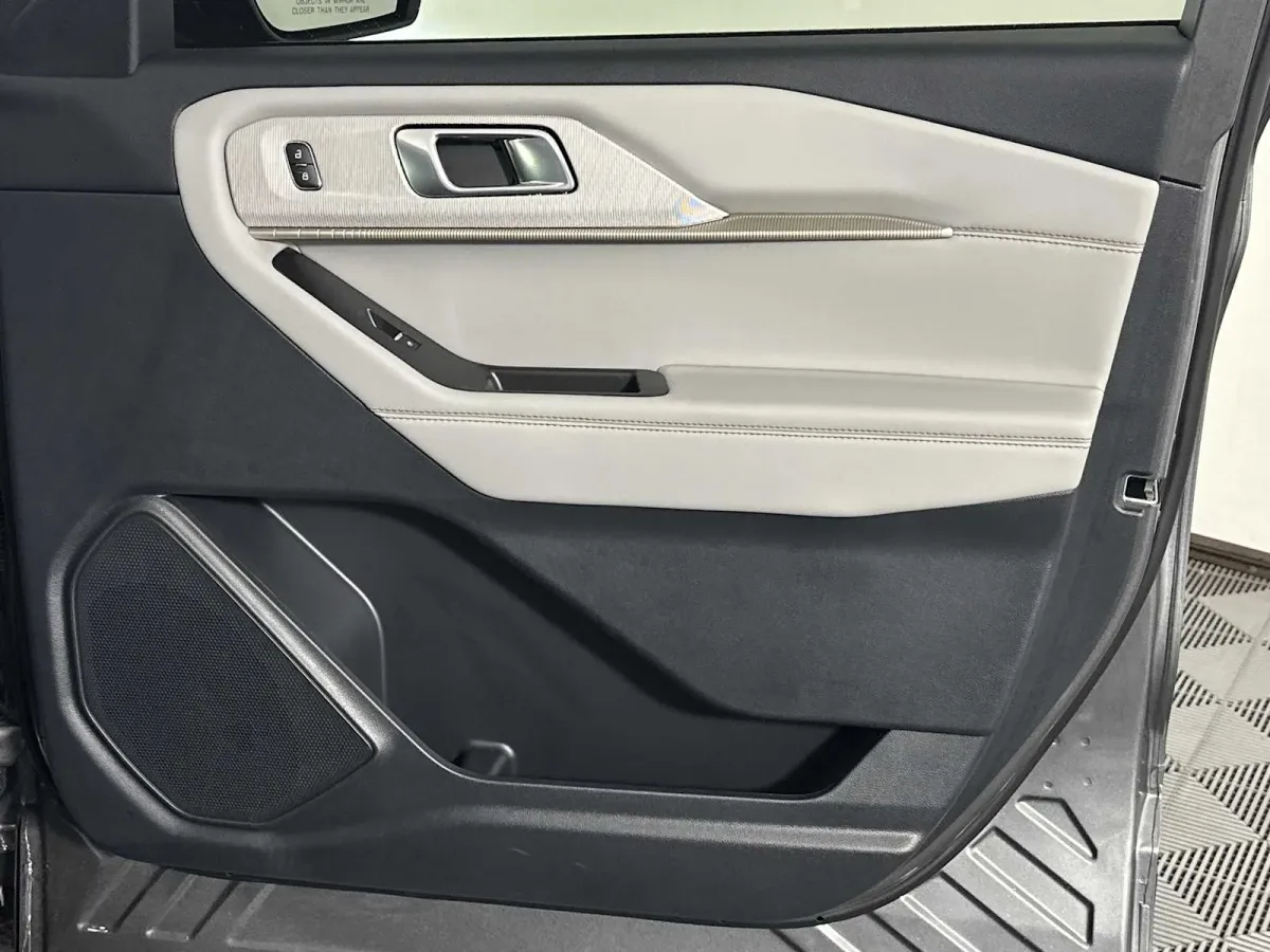 2025 Ford Explorer Active thumbnail 19