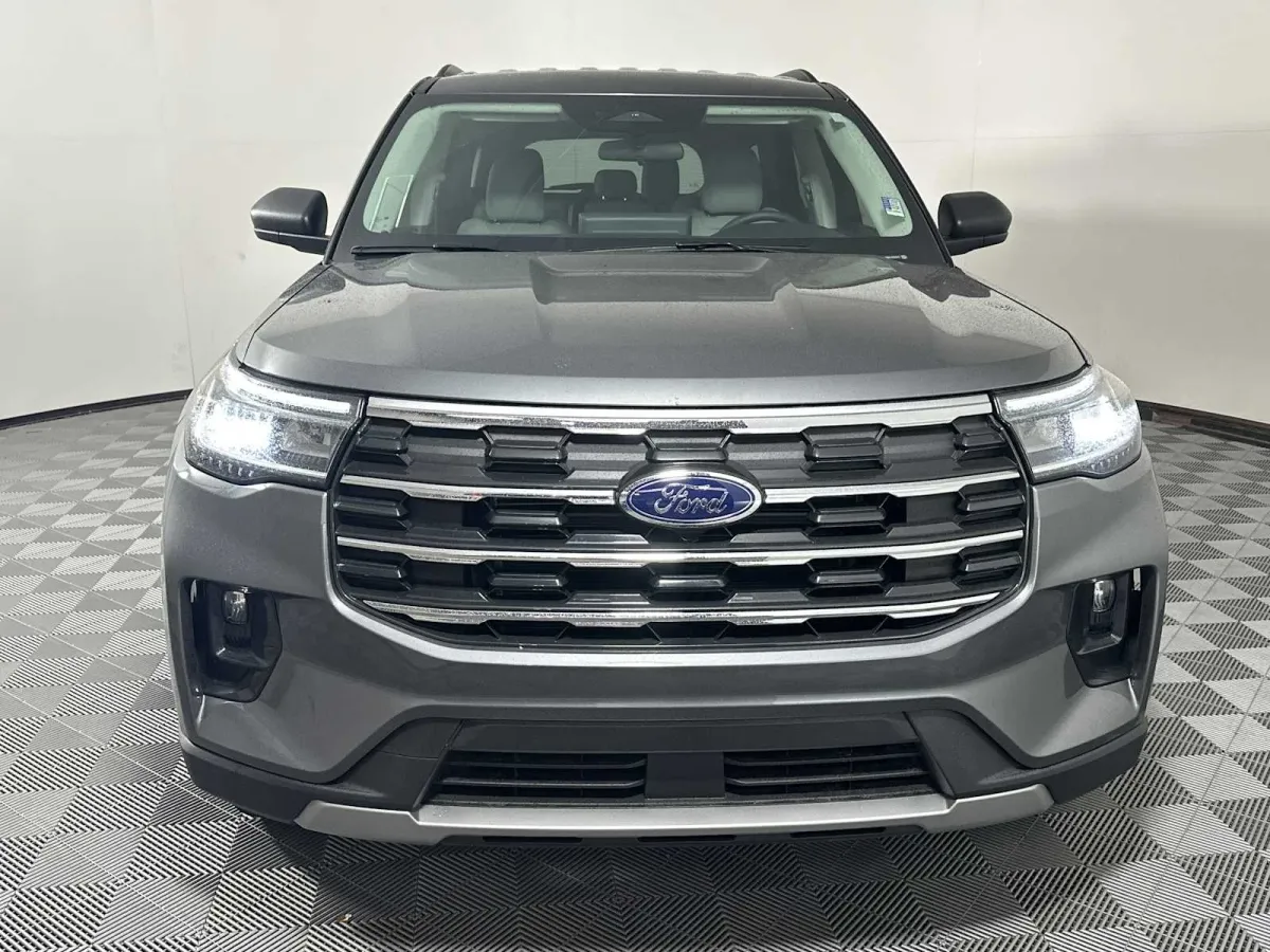 2025 Ford Explorer Active thumbnail 2