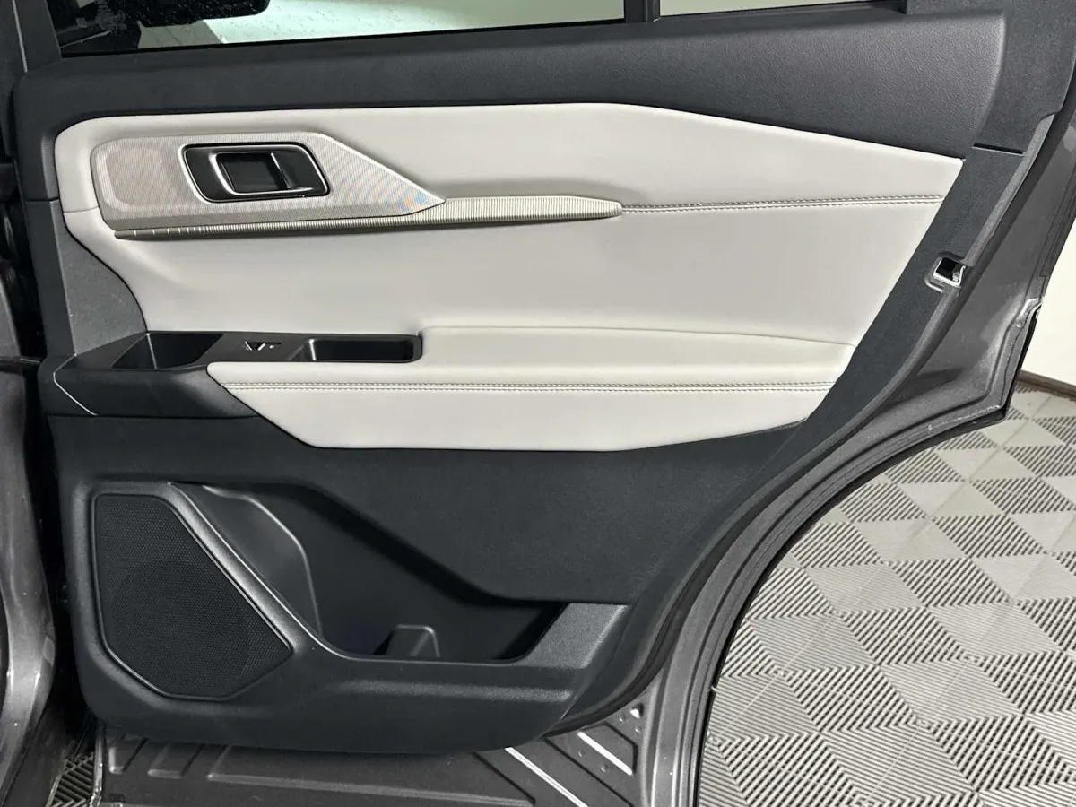 2025 Ford Explorer Active thumbnail 21