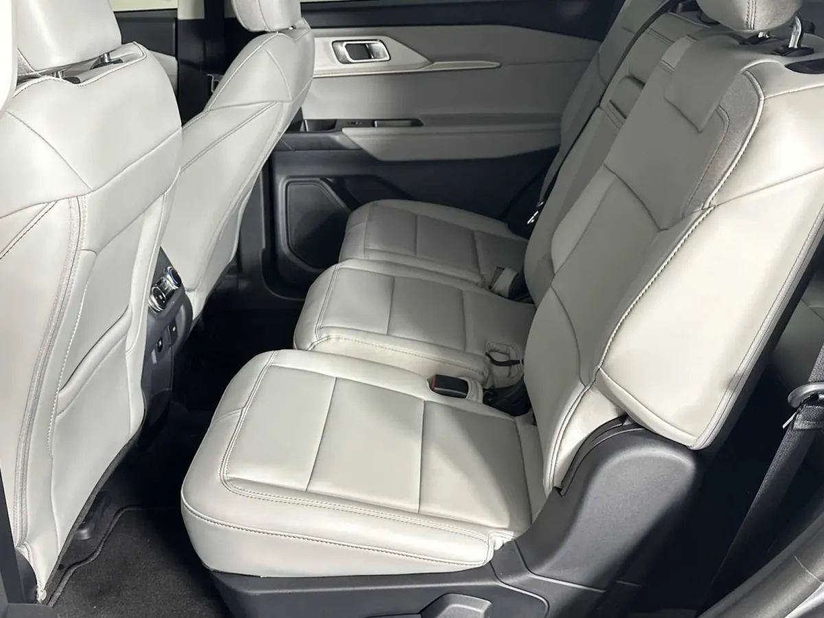 2025 Ford Explorer Active thumbnail 24