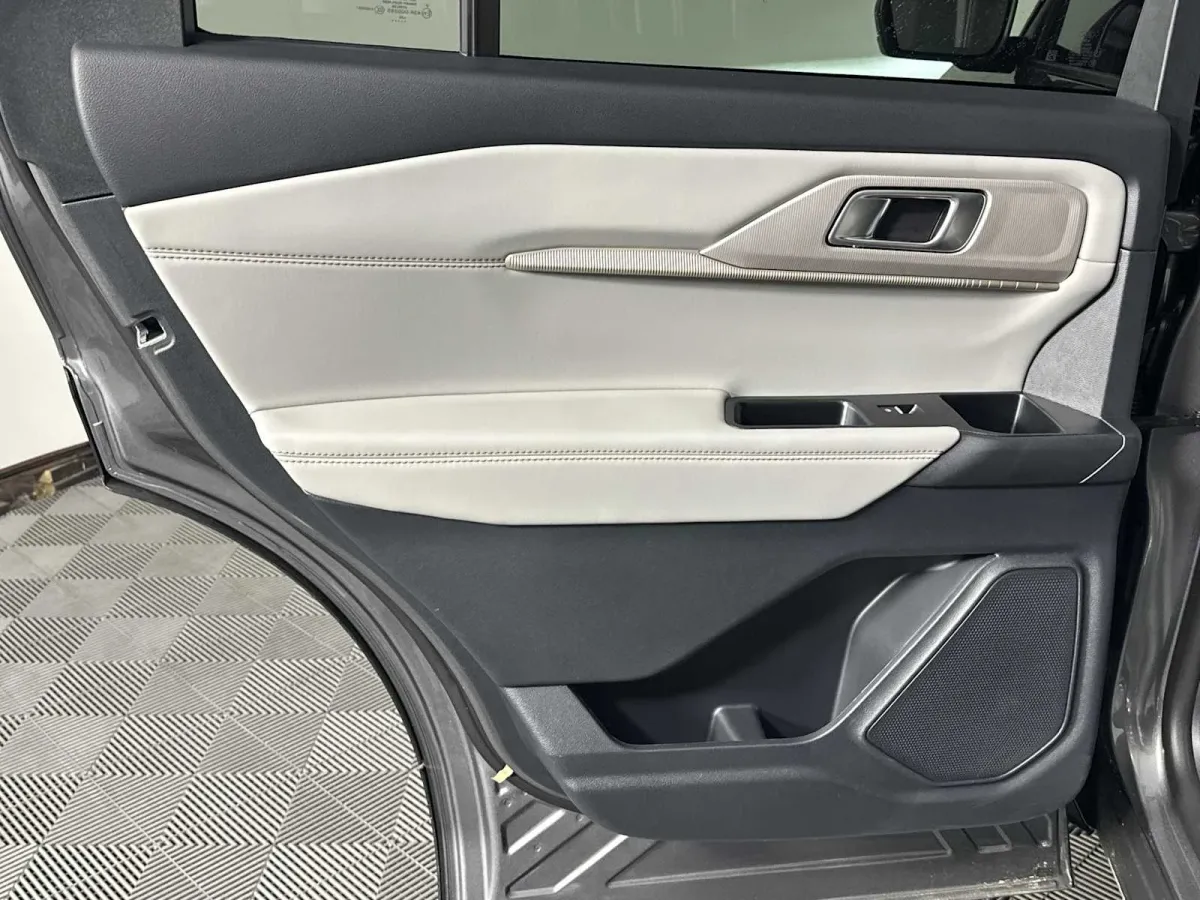 2025 Ford Explorer Active thumbnail 25
