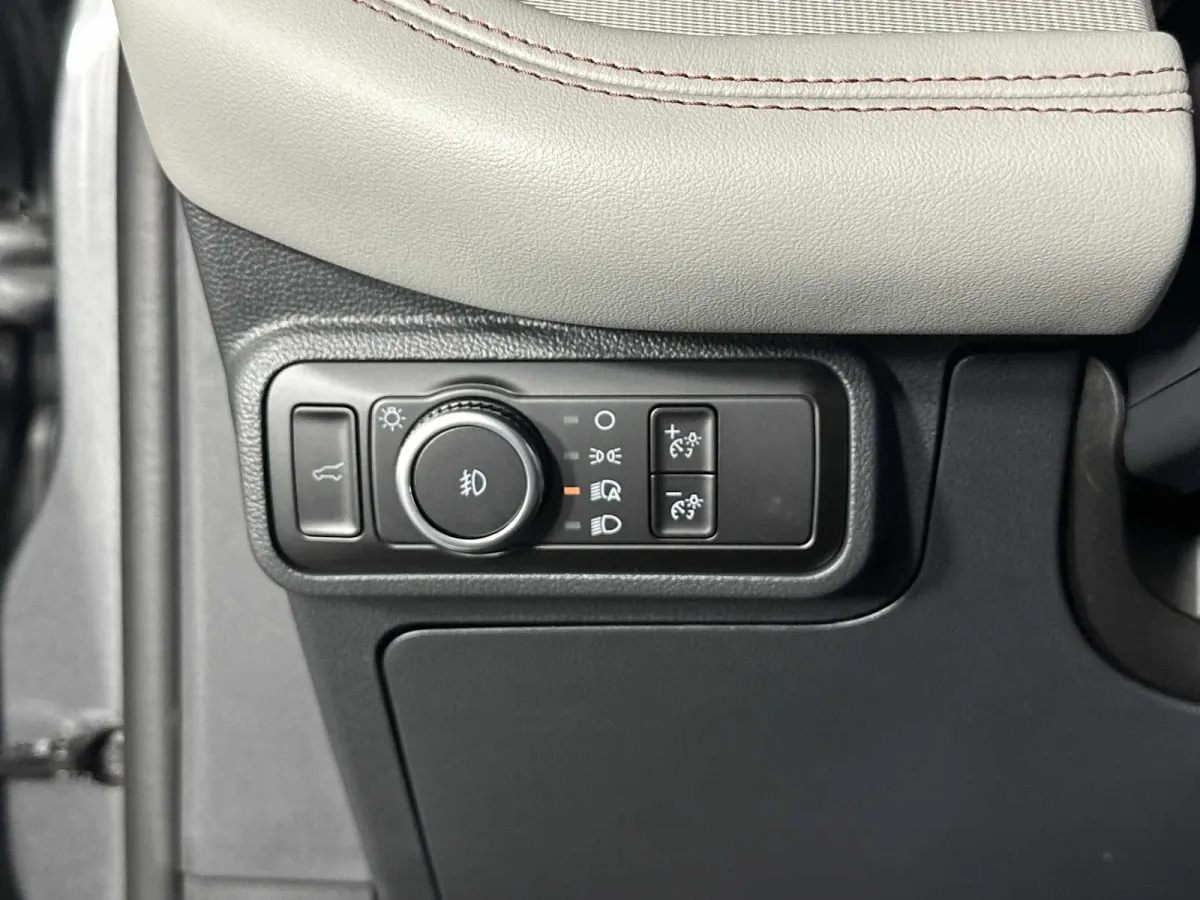 2025 Ford Explorer Active thumbnail 28