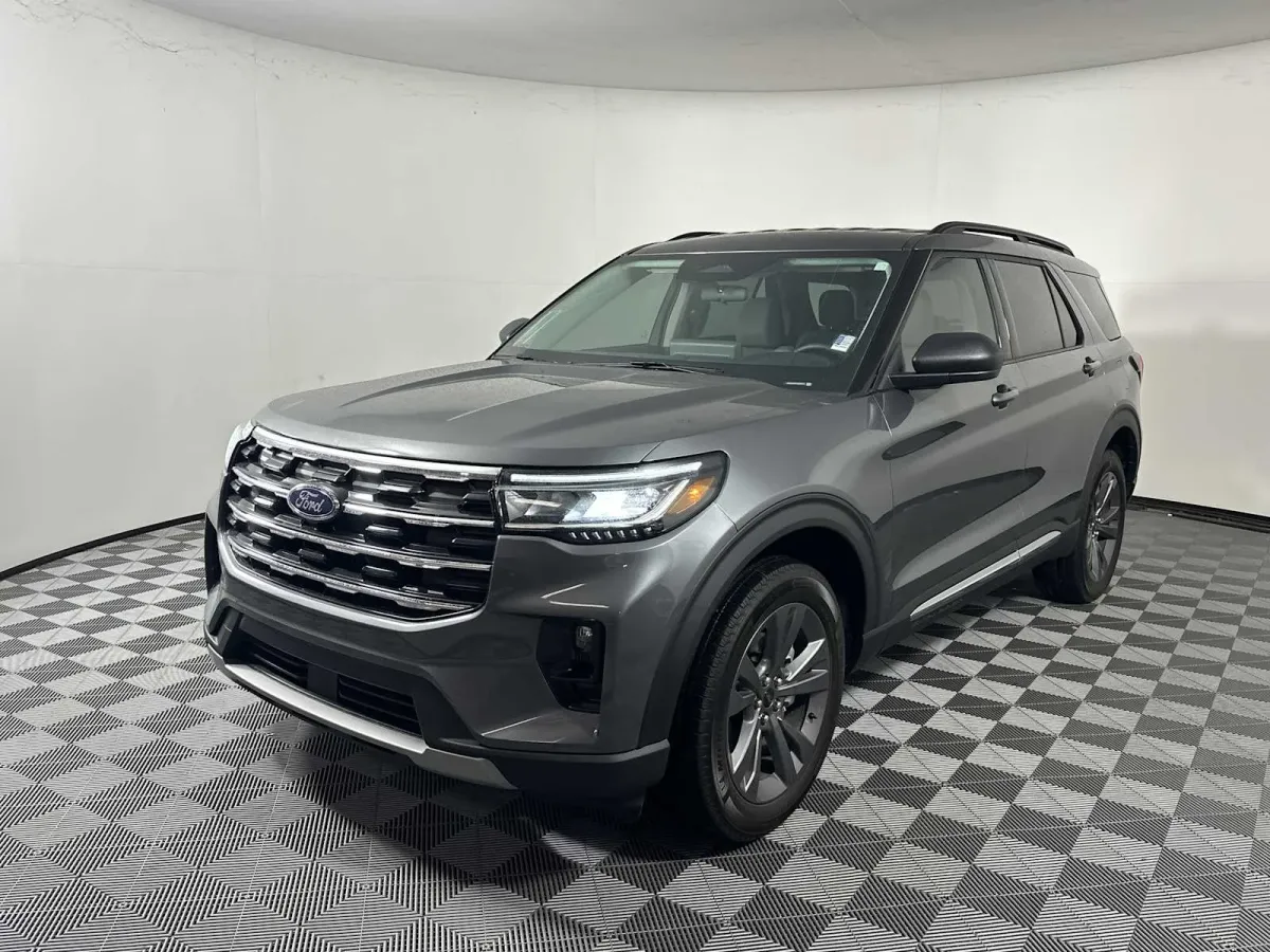 2025 Ford Explorer Active thumbnail 3
