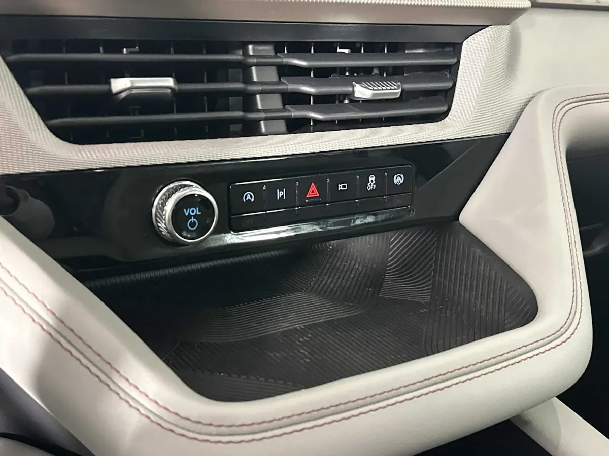 2025 Ford Explorer Active thumbnail 34