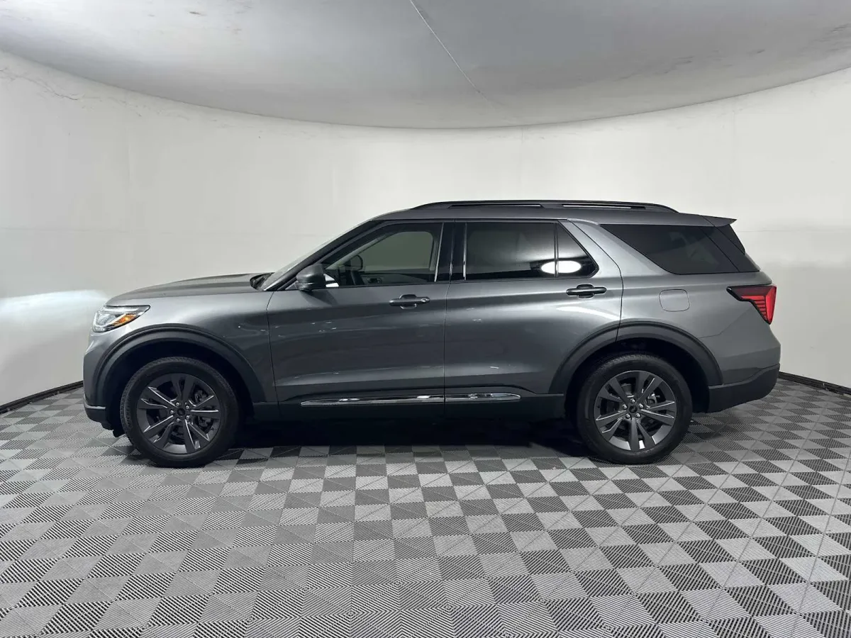2025 Ford Explorer Active thumbnail 4