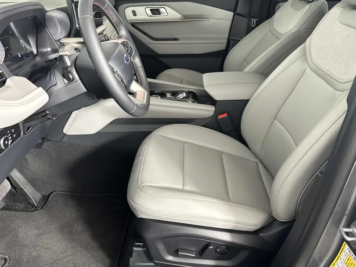 2025 Ford Explorer Active thumbnail 9
