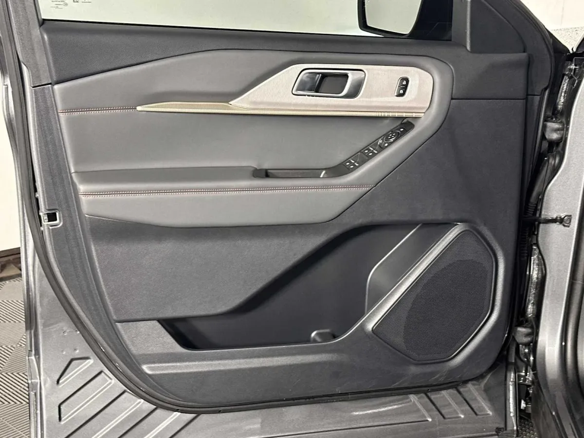 2025 Ford Explorer Active thumbnail 11