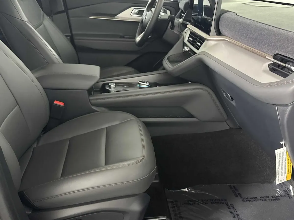 2025 Ford Explorer Active thumbnail 16