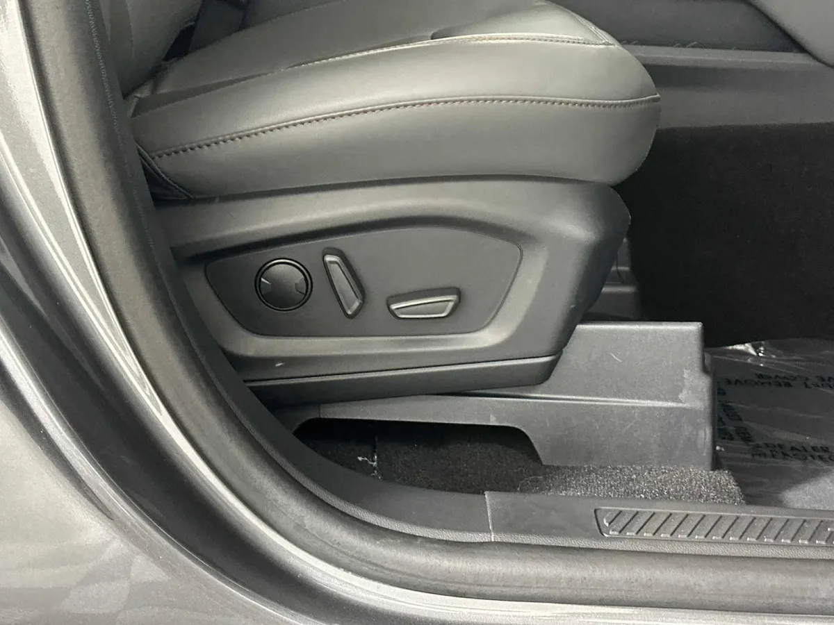 2025 Ford Explorer Active thumbnail 18