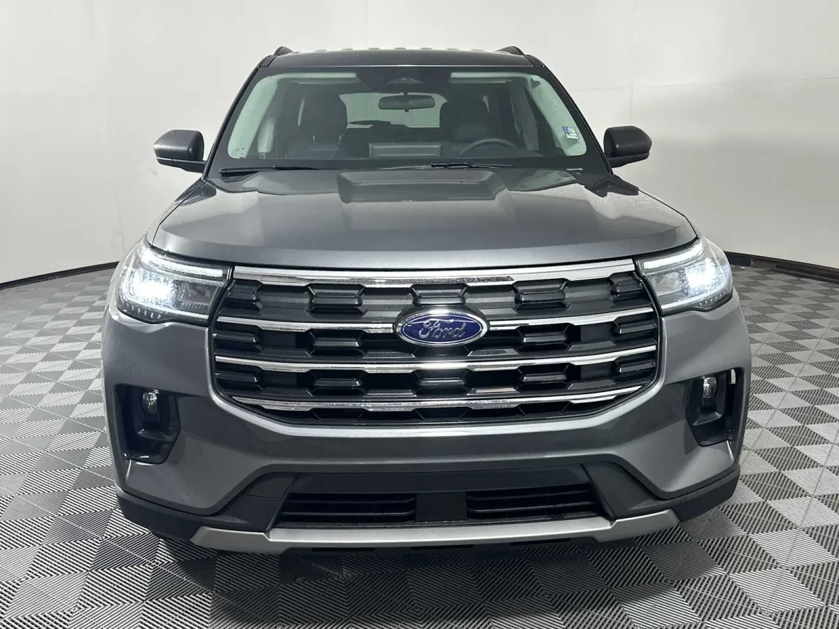 2025 Ford Explorer Active thumbnail 2