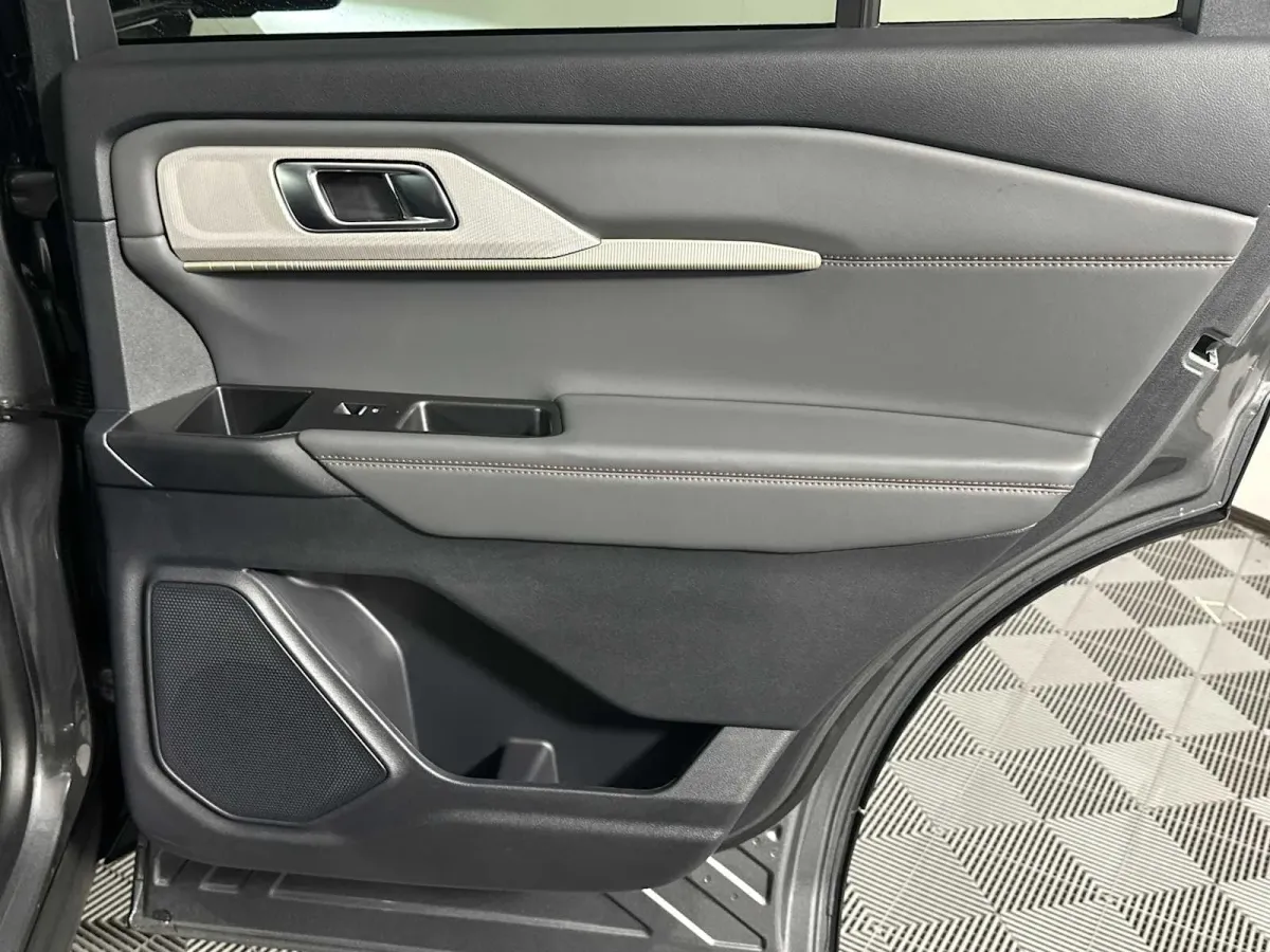 2025 Ford Explorer Active thumbnail 22