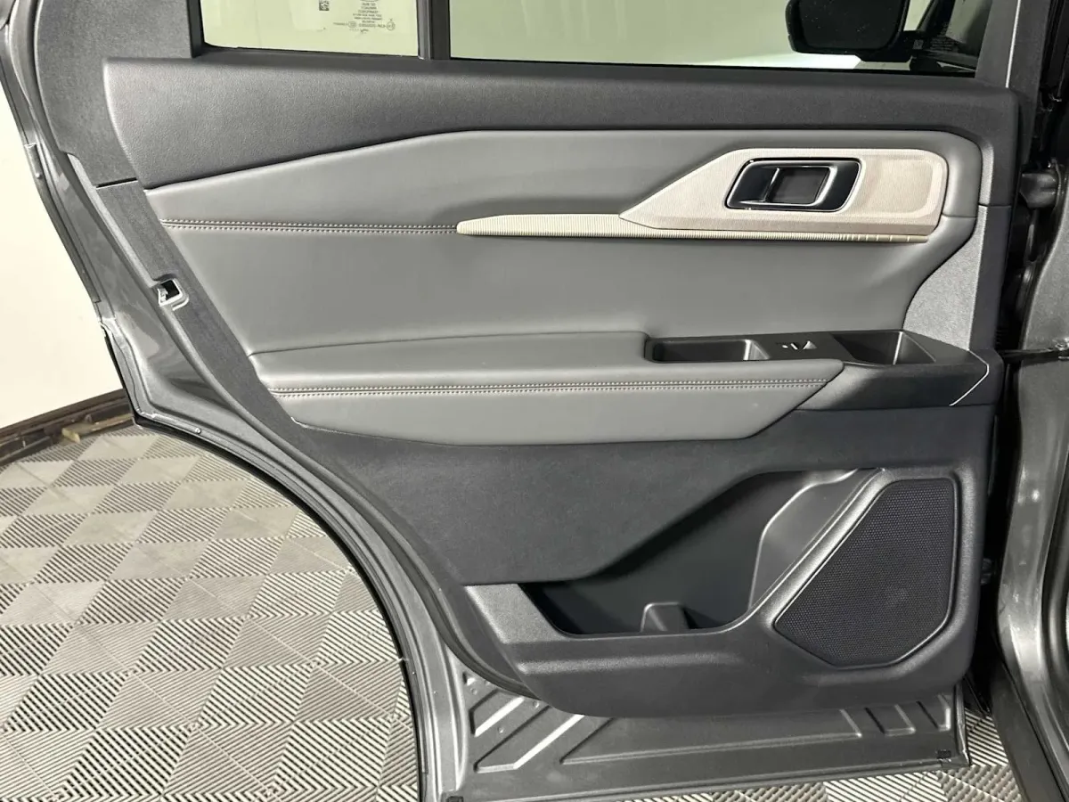 2025 Ford Explorer Active thumbnail 26