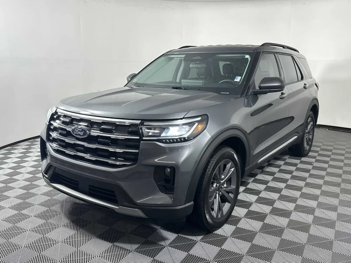2025 Ford Explorer Active thumbnail 3