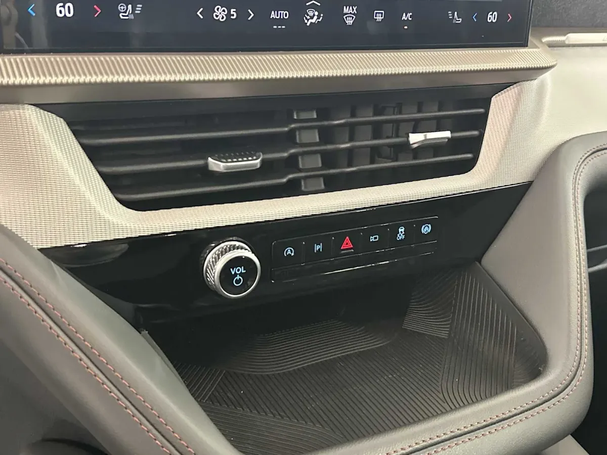 2025 Ford Explorer Active thumbnail 35