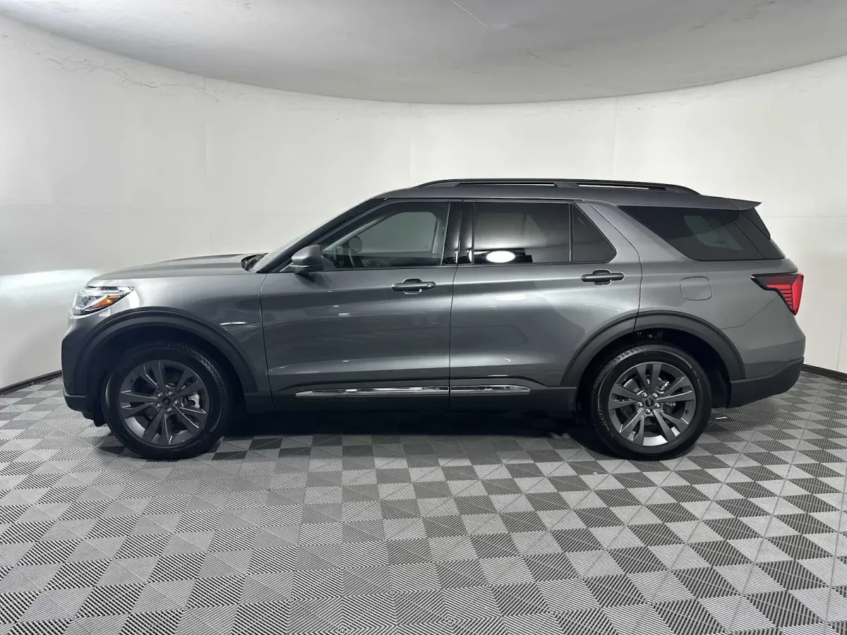 2025 Ford Explorer Active thumbnail 4