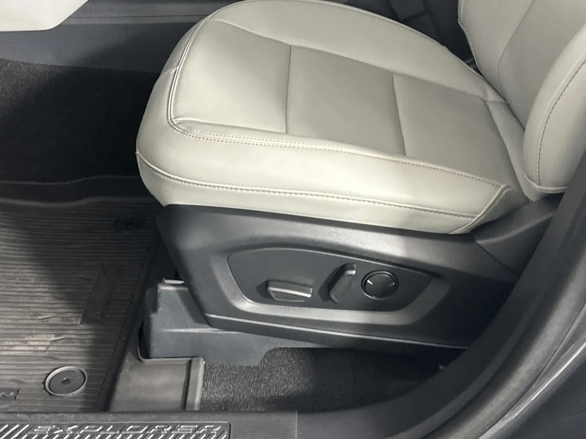 2025 Ford Explorer Active thumbnail 10