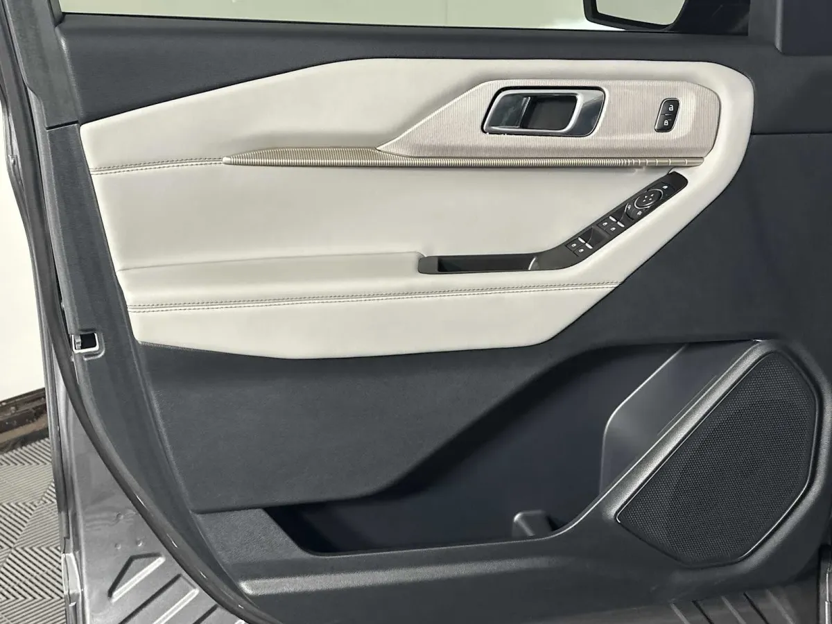 2025 Ford Explorer Active thumbnail 11