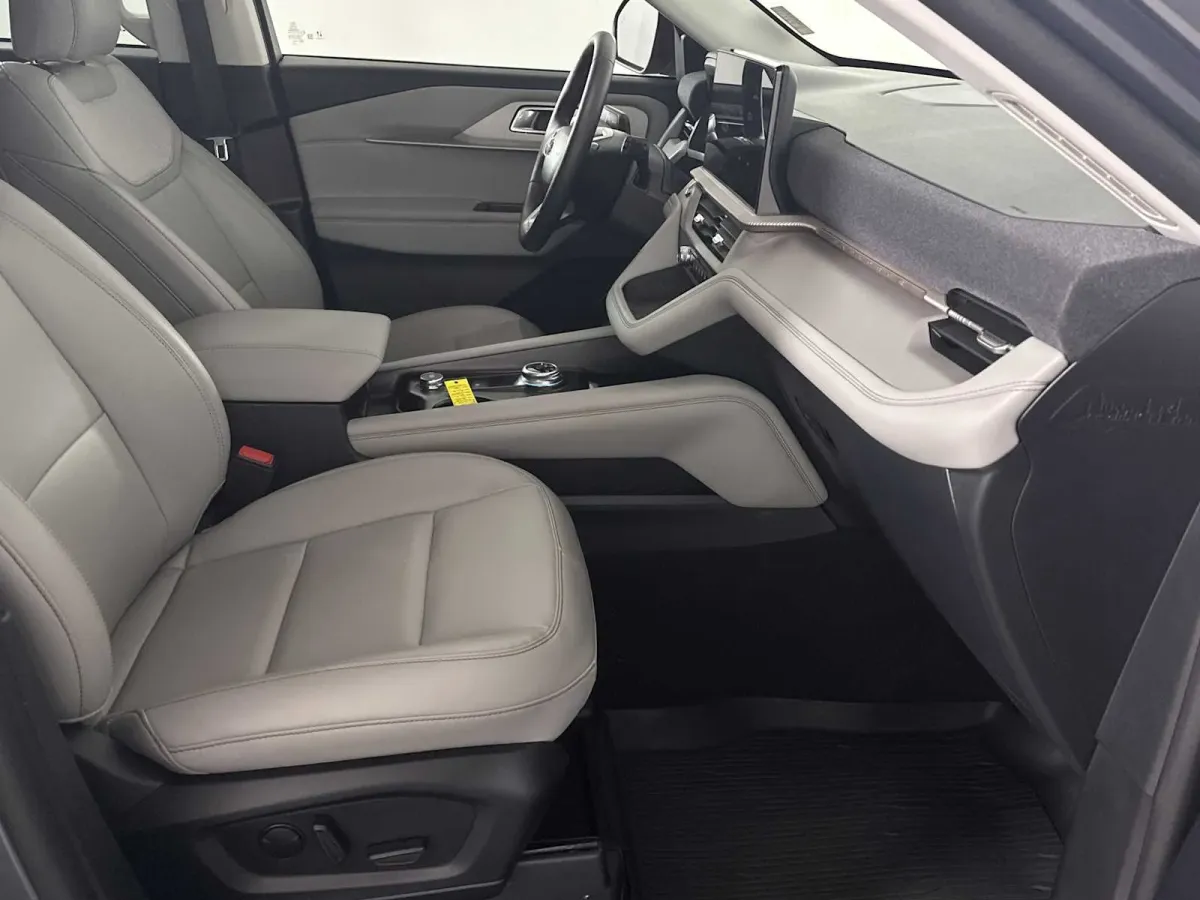 2025 Ford Explorer Active thumbnail 16