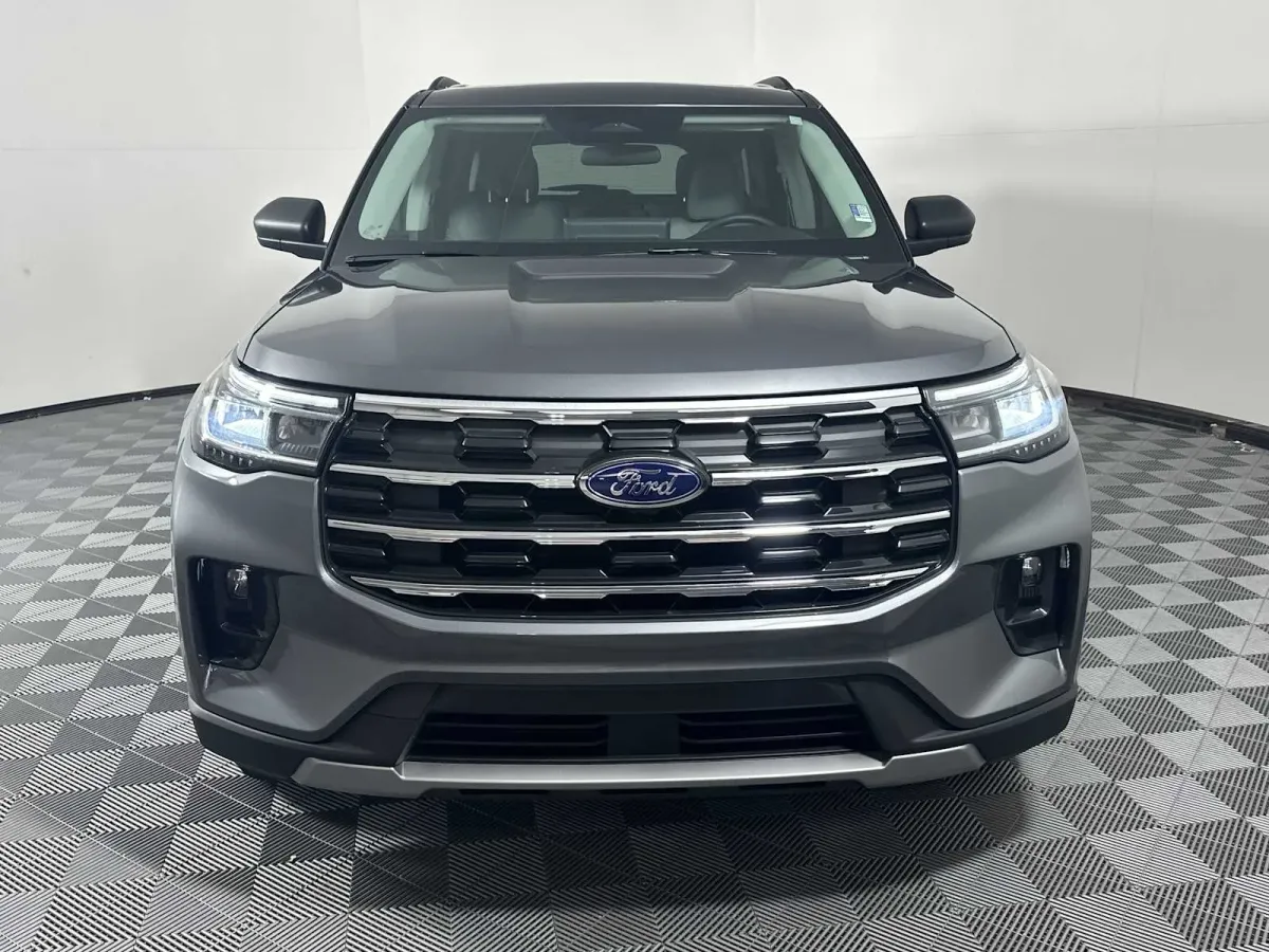 2025 Ford Explorer Active thumbnail 2