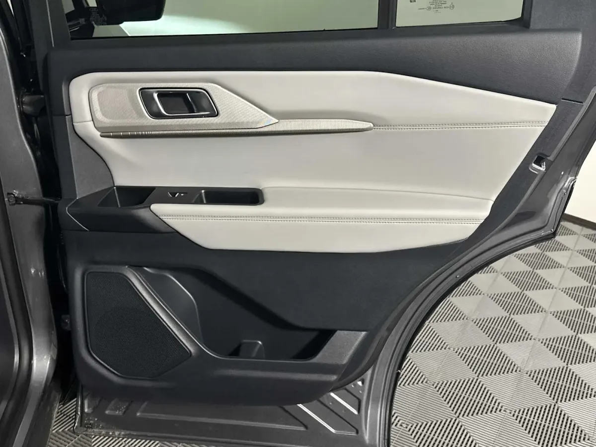 2025 Ford Explorer Active thumbnail 21