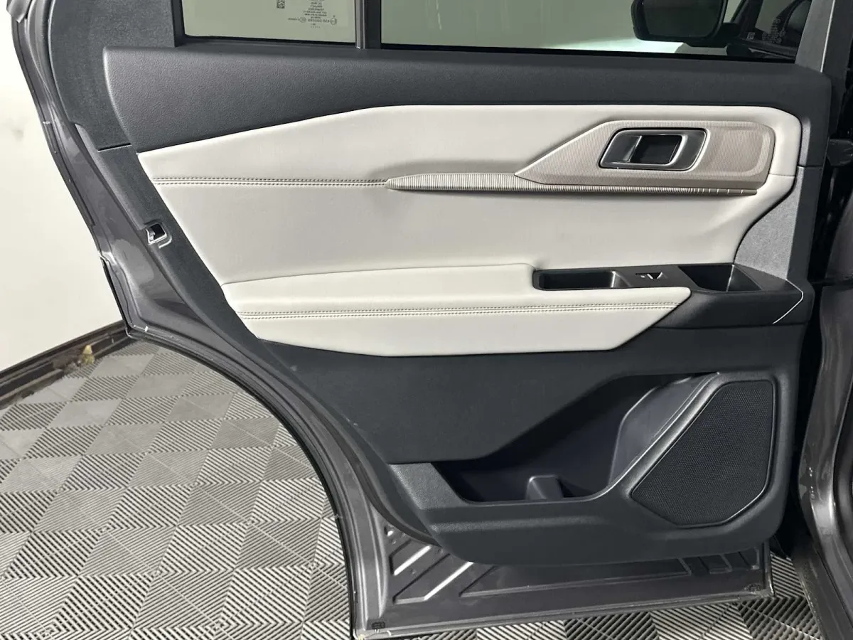 2025 Ford Explorer Active thumbnail 25