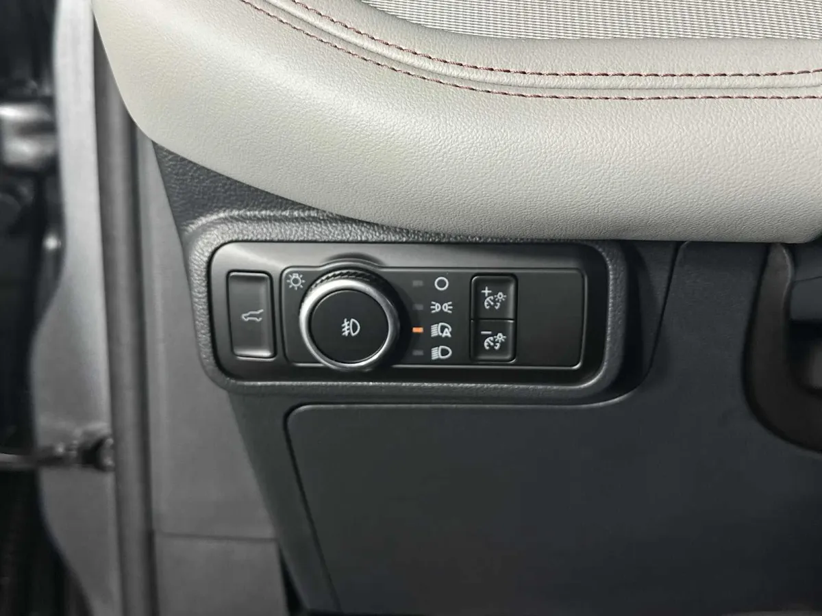 2025 Ford Explorer Active thumbnail 28
