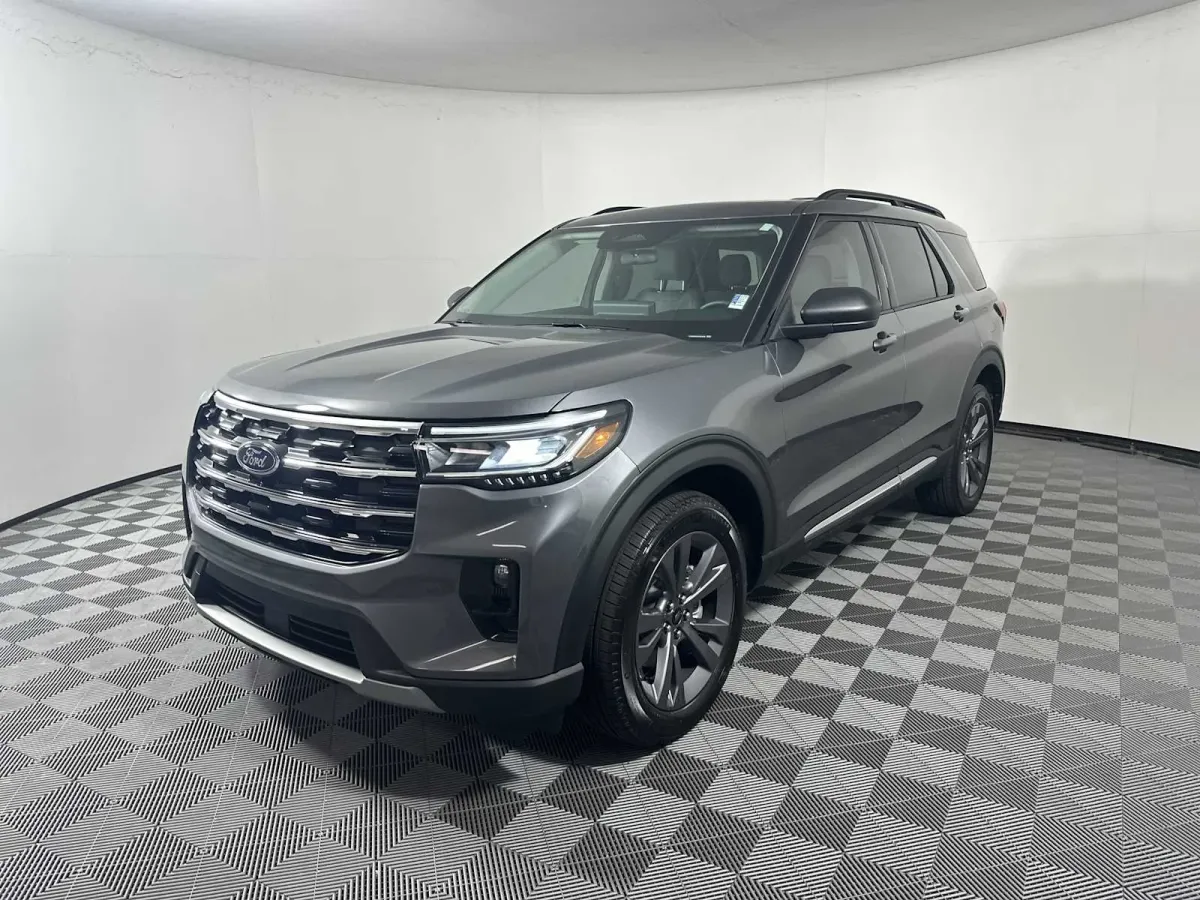 2025 Ford Explorer Active thumbnail 3