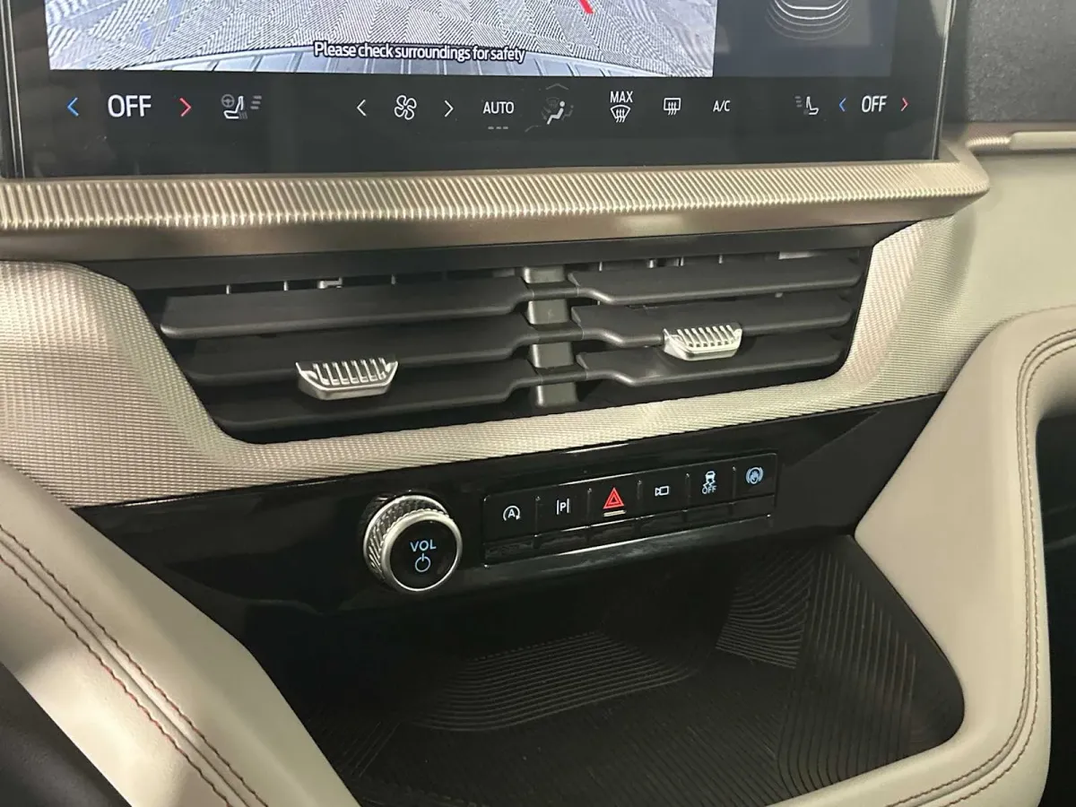 2025 Ford Explorer Active thumbnail 34