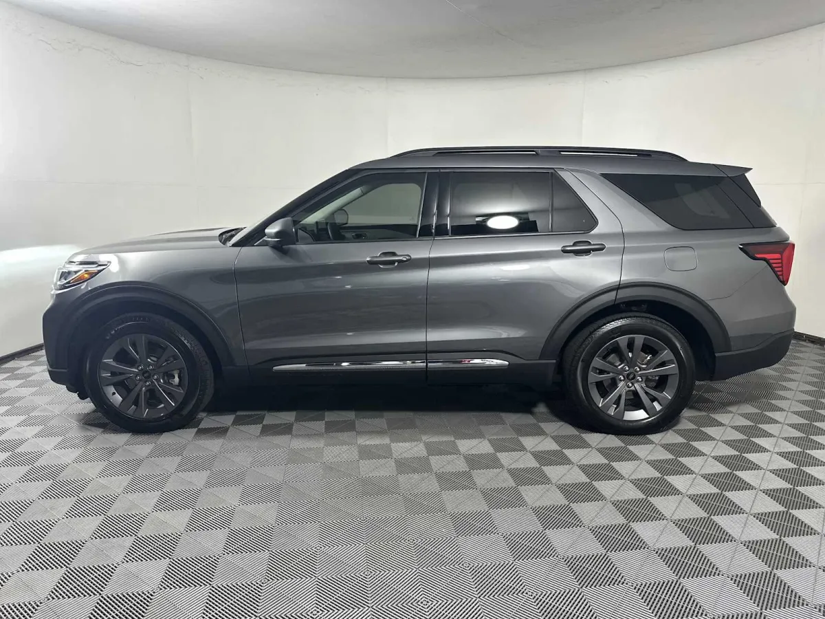 2025 Ford Explorer Active thumbnail 4