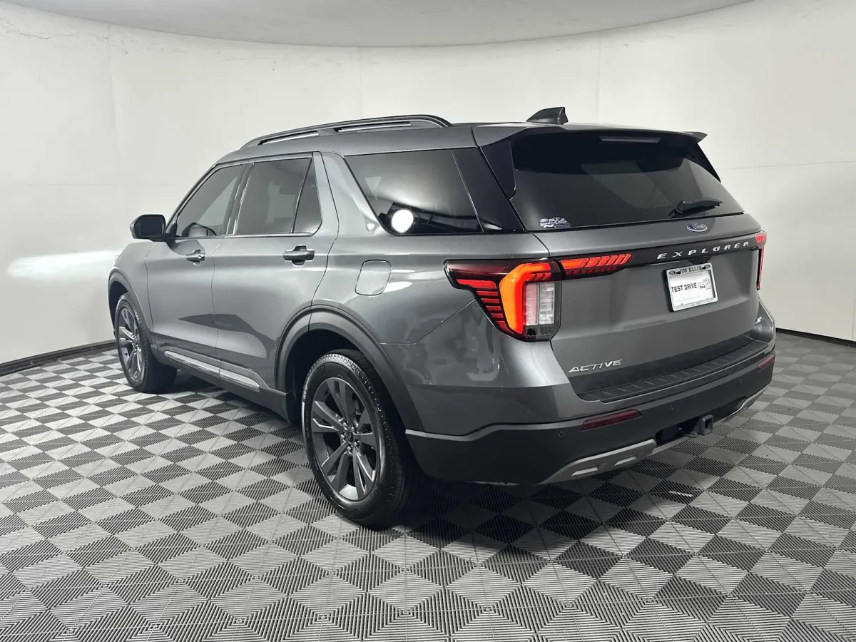 2025 Ford Explorer Active thumbnail 6