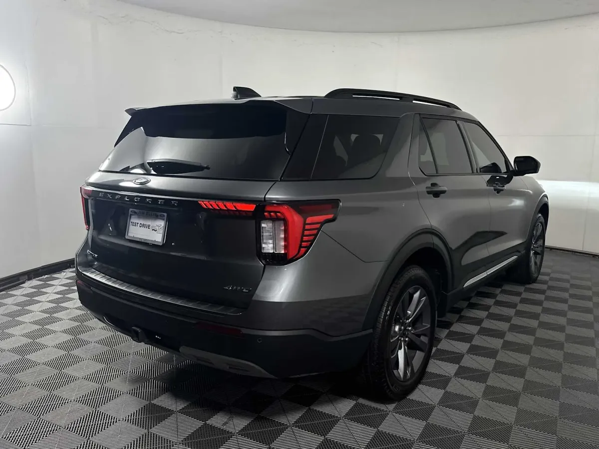 2025 Ford Explorer Active thumbnail 8