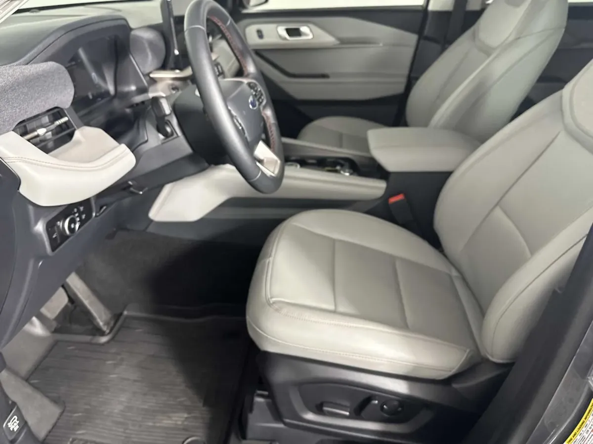 2025 Ford Explorer Active thumbnail 9