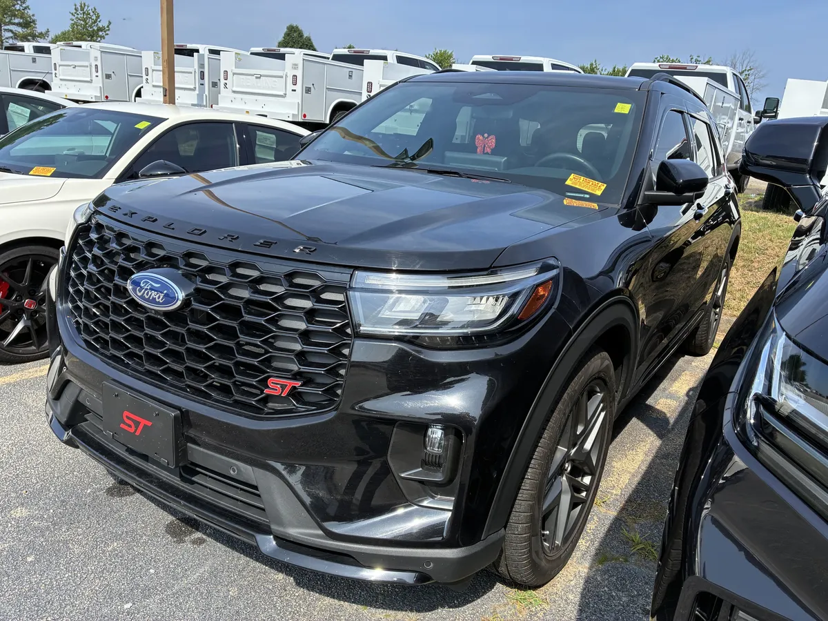 2025 Ford Explorer ST thumbnail 2