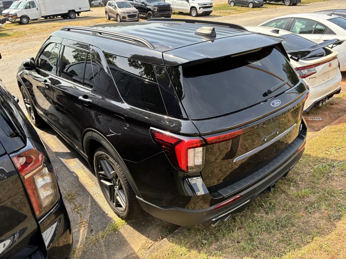 2025 Ford Explorer ST thumbnail 5
