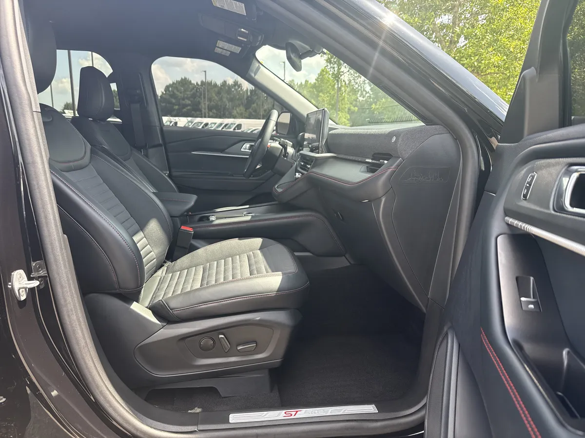 2025 Ford Explorer ST-Line thumbnail 14