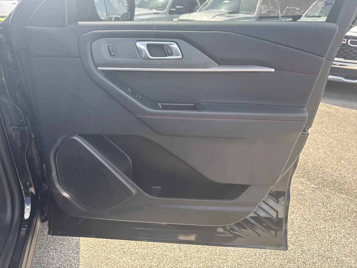 2025 Ford Explorer ST-Line thumbnail 15