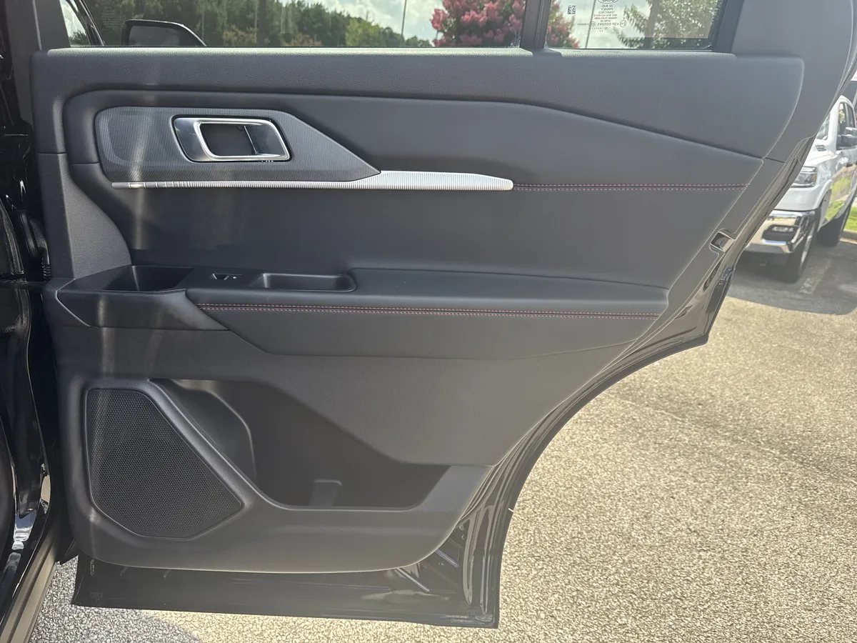 2025 Ford Explorer ST-Line thumbnail 17