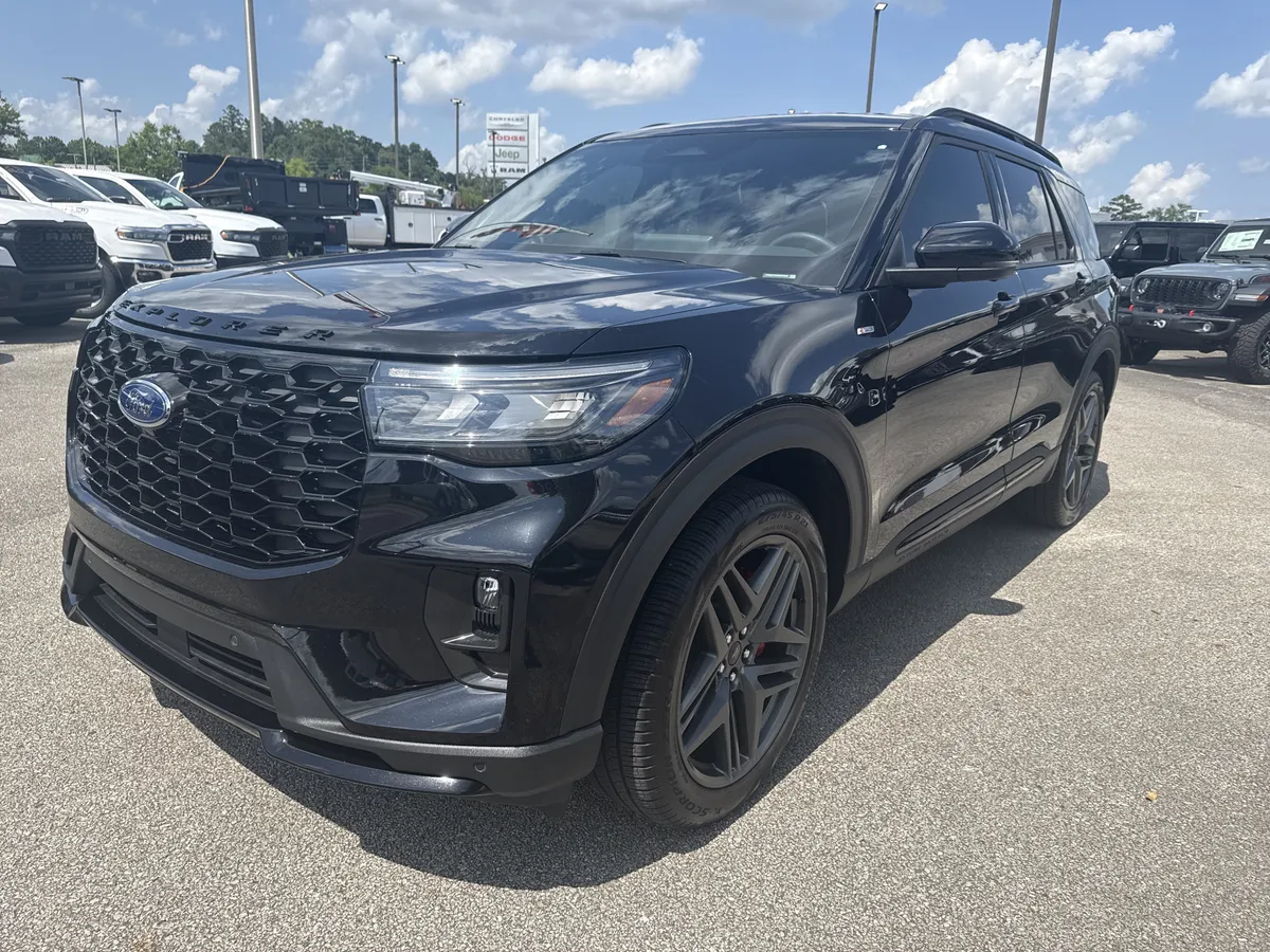 2025 Ford Explorer ST-Line thumbnail 3