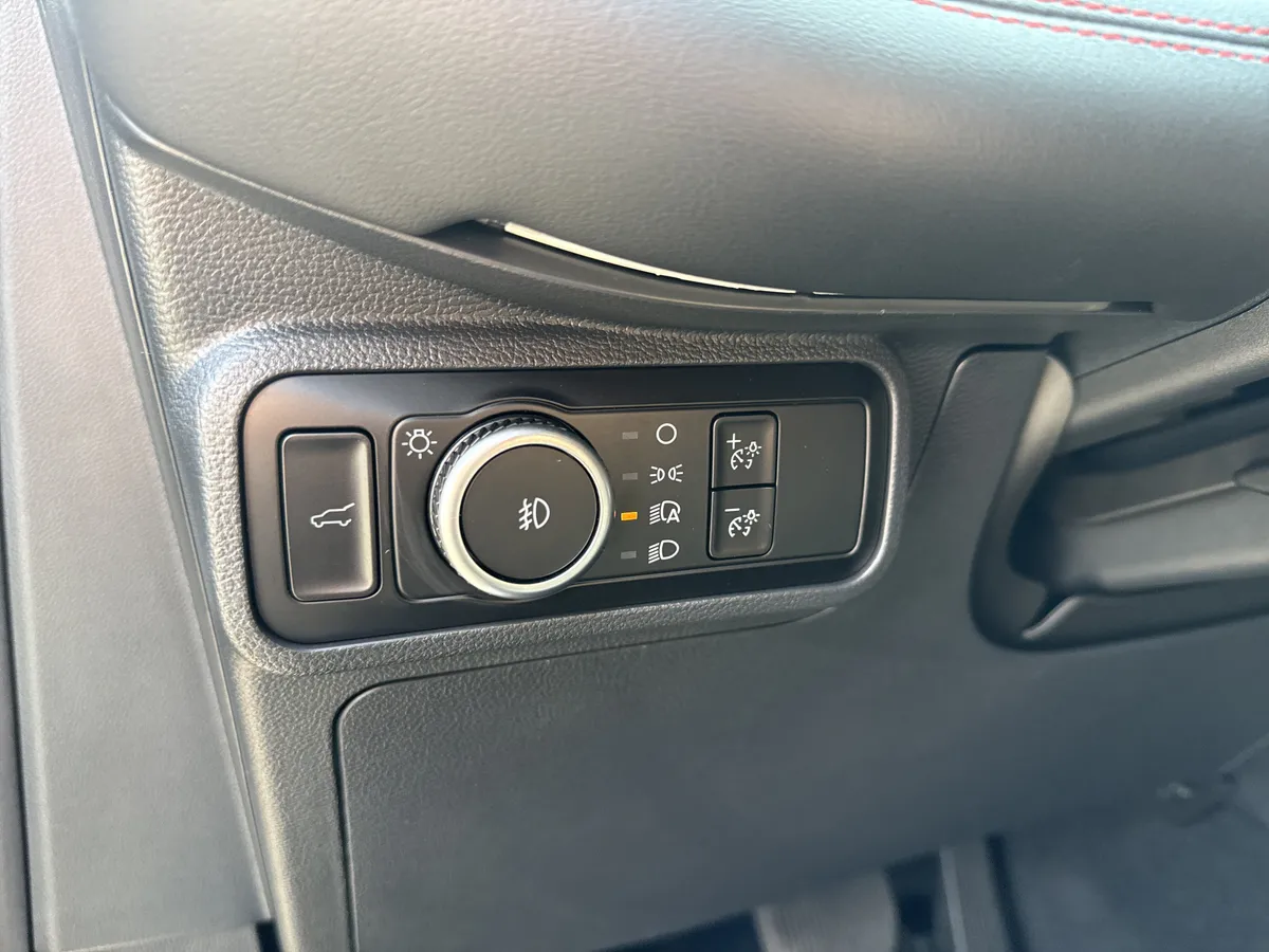 2025 Ford Explorer ST-Line thumbnail 31
