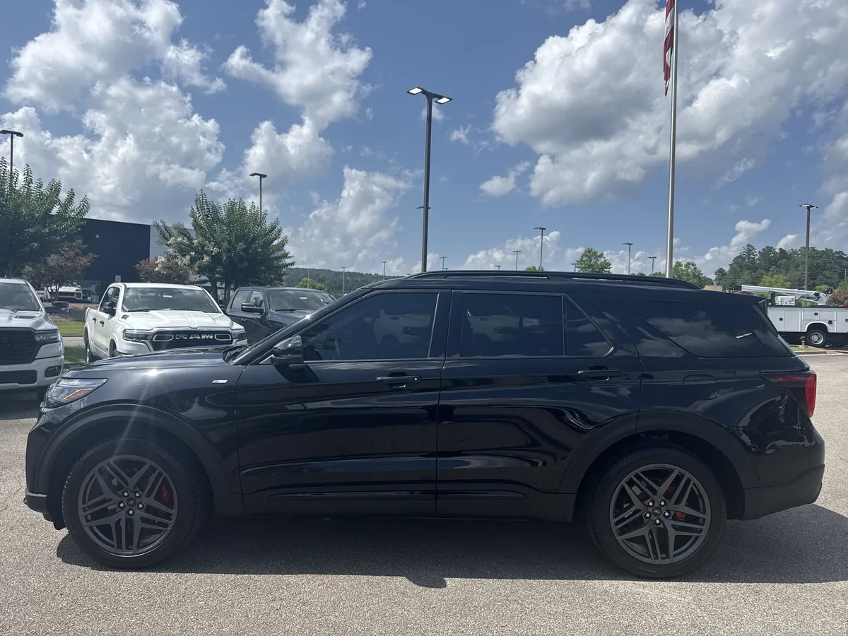 2025 Ford Explorer ST-Line thumbnail 4